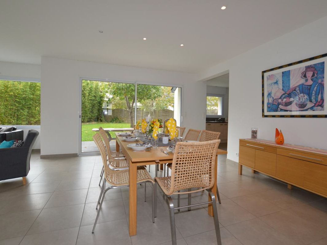 Salle à manger et Vue sur le jardin verdoyant de la Maison Roche Blanche à Saint-Lunaire