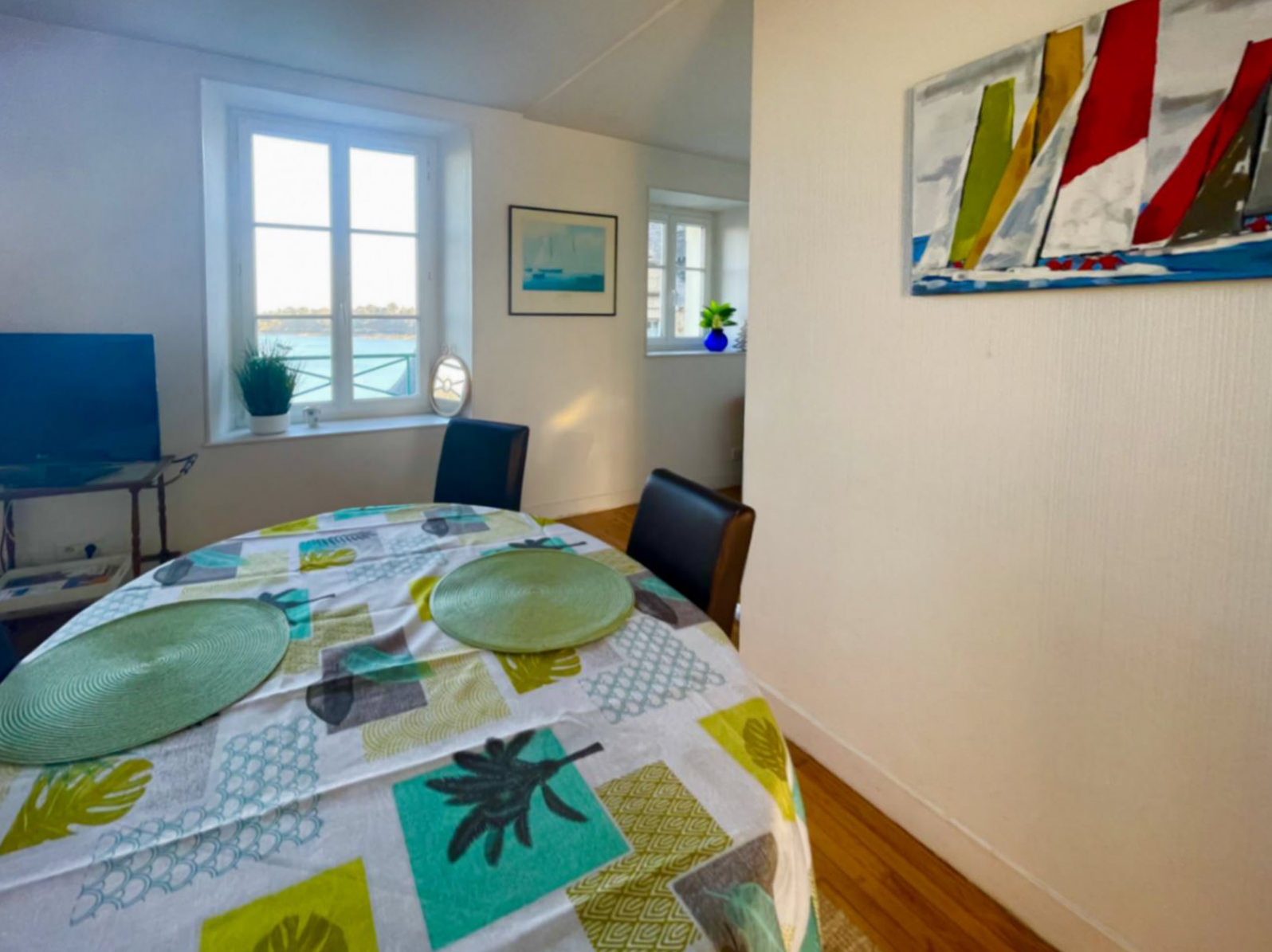 Coin repas avec vue imprenable sur la mer de l'Appartement Giraud 1 à Dinard