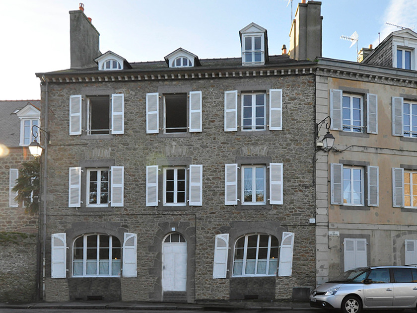 Façade de l'immeuble abritant l'Appartement Pré Brécel 2 à Saint-Malo