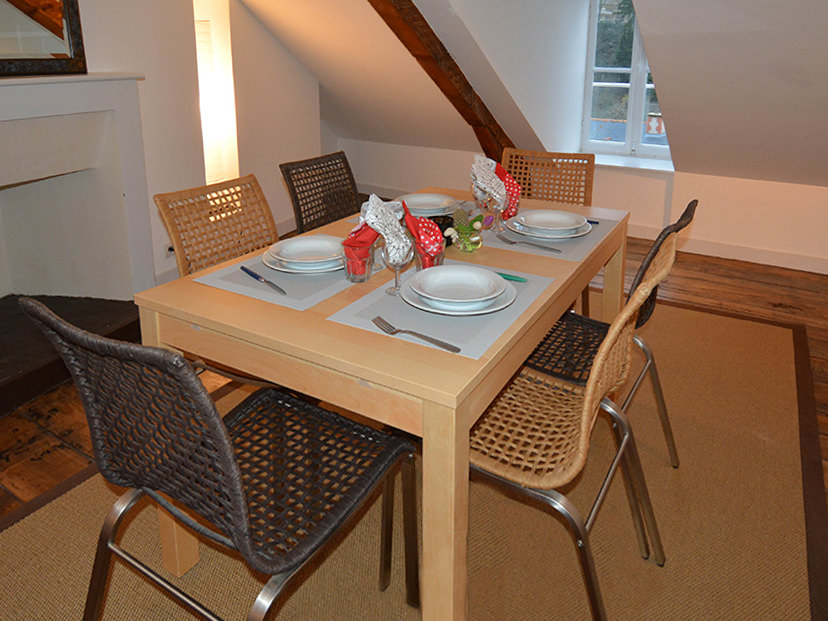 Espace repas convivial avec vue sur la mer de l'Appartement Pré Brécel 2 à Saint-Malo