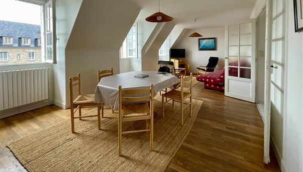 Salon lumineux avec vue mer de l'Appartement Aleth à Saint-Malo