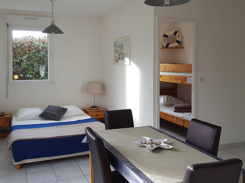 Chambre confortable et la Chambre avec lits superposés de l'Appartement Lebraz 1 à Saint-Lunaire