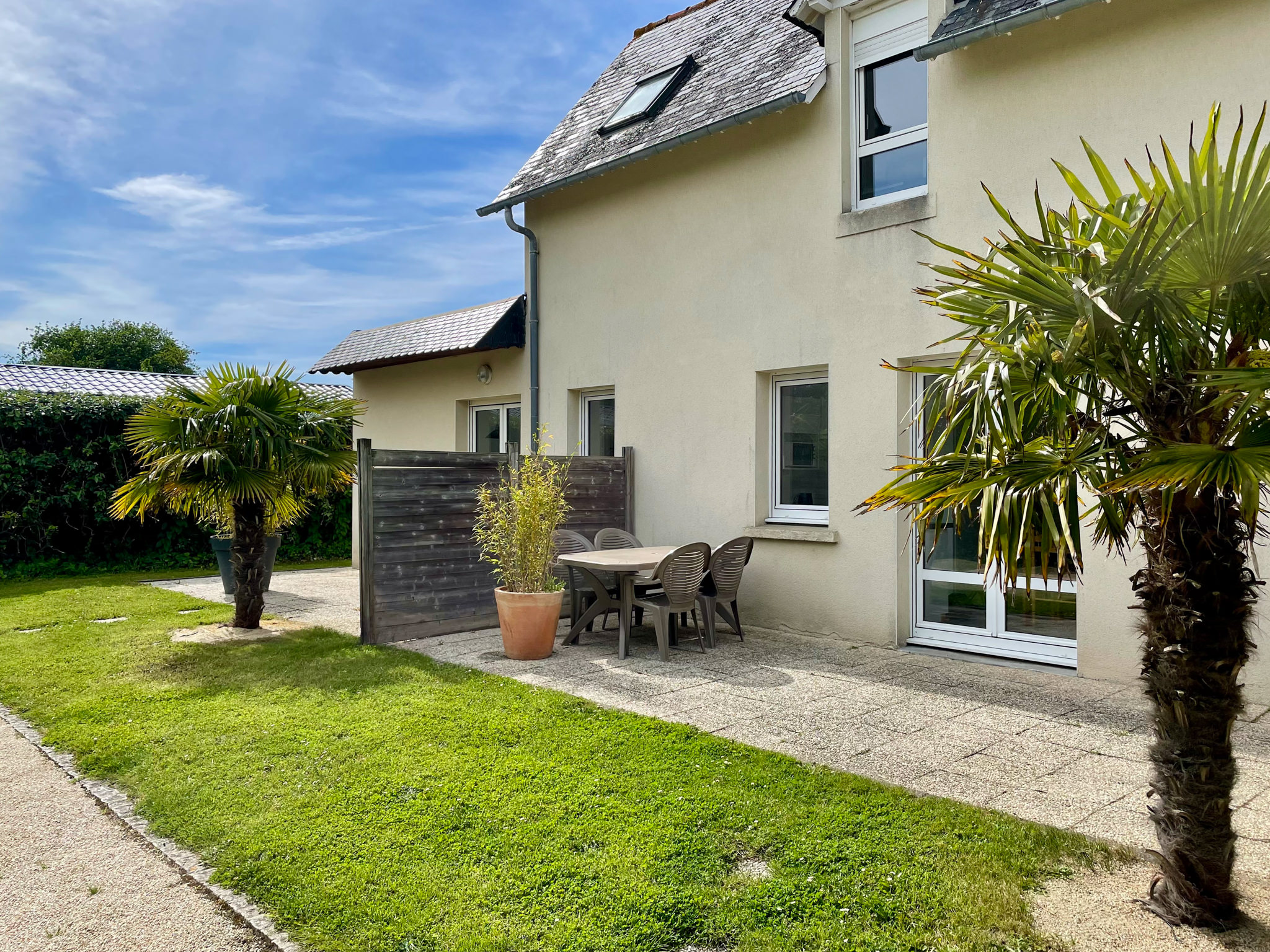 Jardin et entrée accueillante de l'Appartement Lebraz 1 à Saint-Lunaire