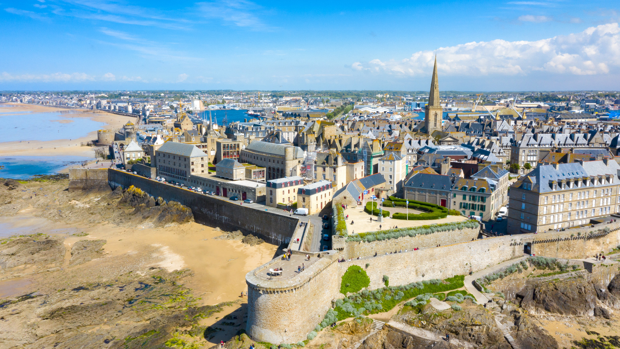 Vue aérienne de Saint-Malo, fortifications et plage à marée basse