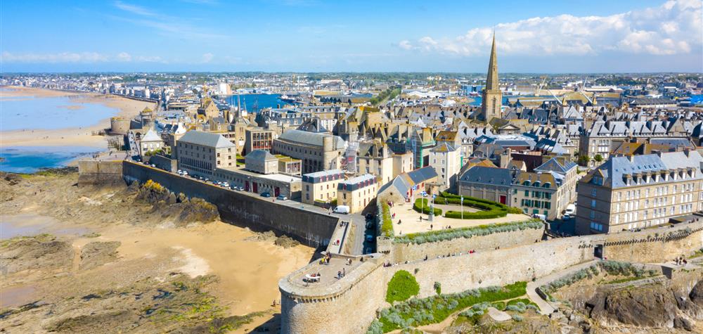 Vue aérienne de Saint-Malo, fortifications et plage à marée basse