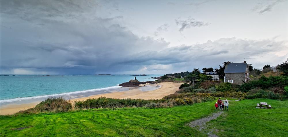 Plage de Saint-Lunaire par temps nuageux