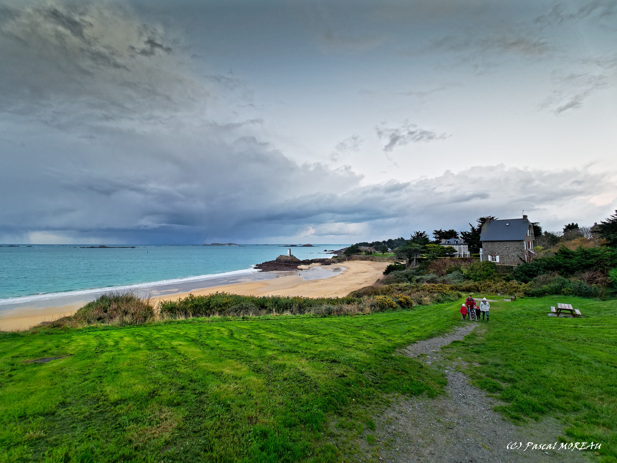 Plage de Saint-Lunaire par temps nuageux