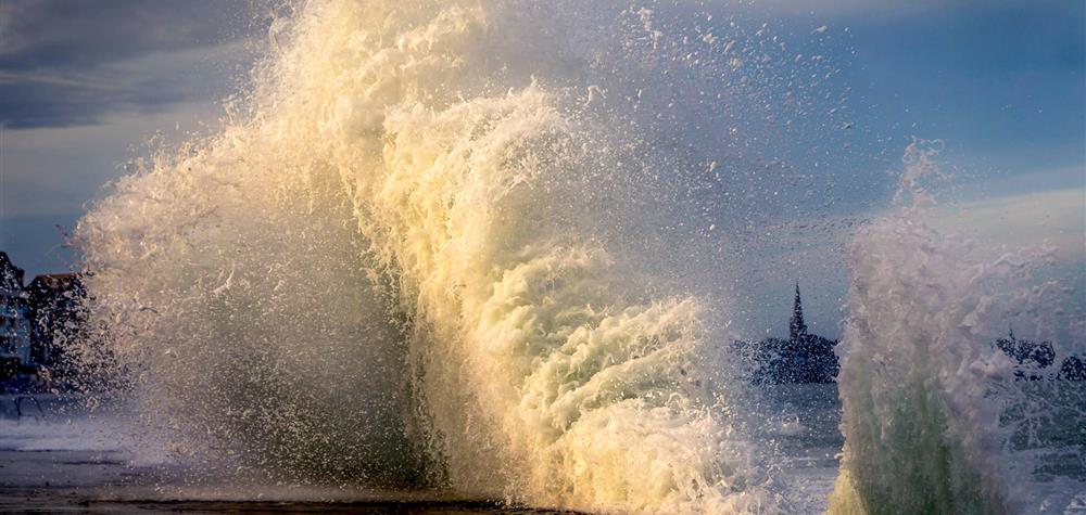 Vague impressionnante s'écrasant sur le rivage à Saint-Malo