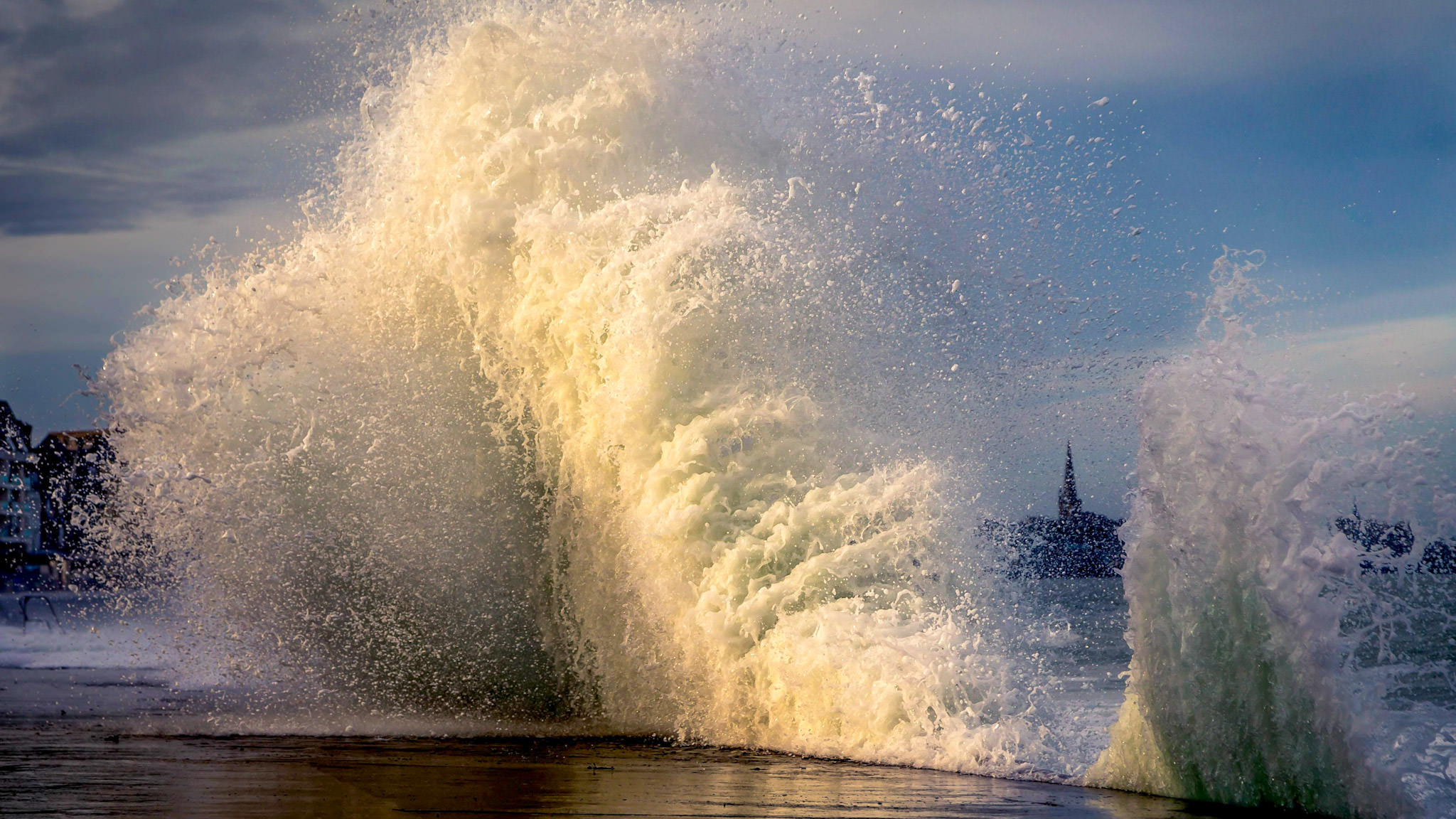 Vague impressionnante s'écrasant sur le rivage à Saint-Malo