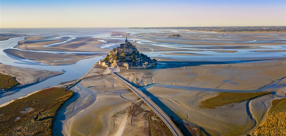Vue aérienne du Mont-Saint-Michel à marée basse