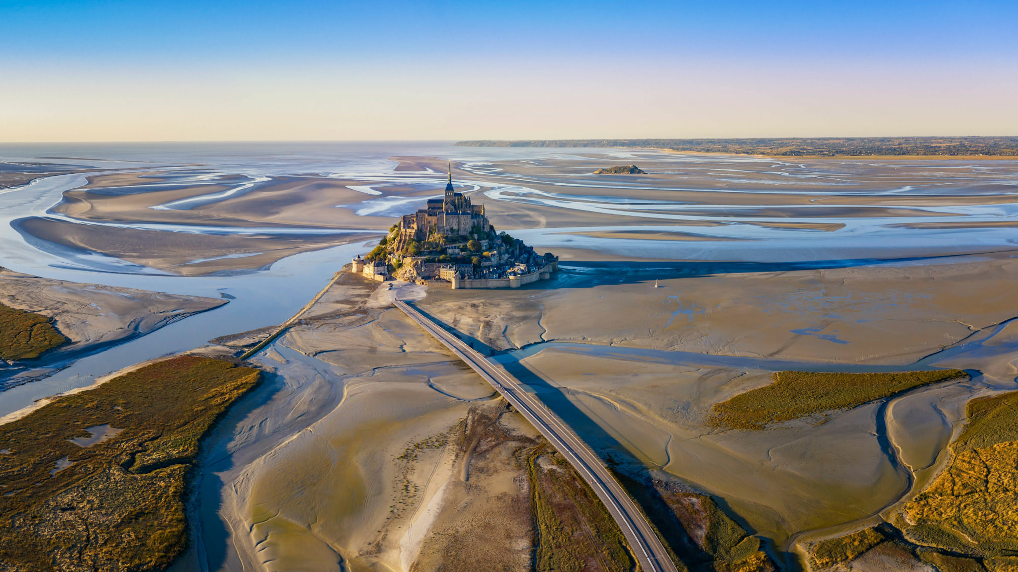 Vue aérienne du Mont-Saint-Michel à marée basse