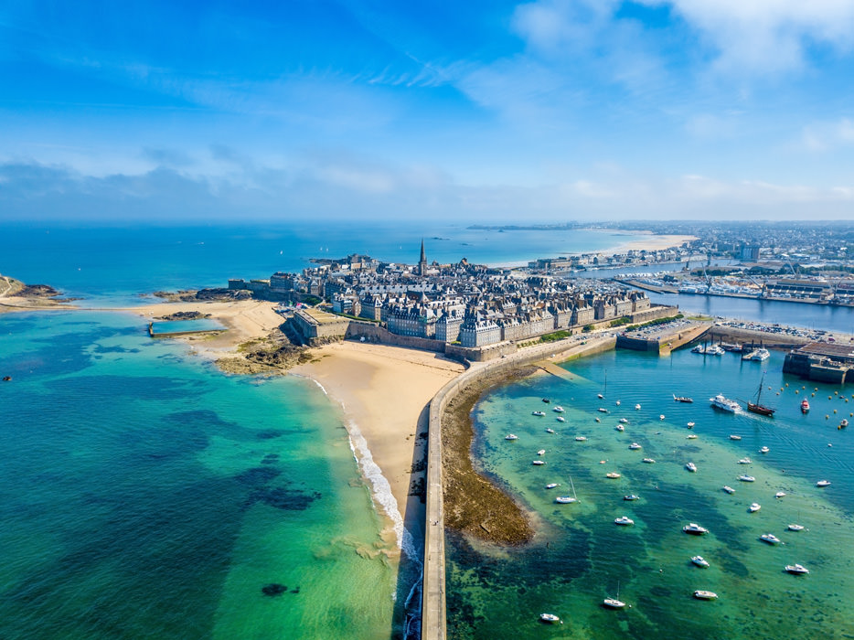 Vue panoramique sur la cité fortifiée de Saint-Malo depuis la mer