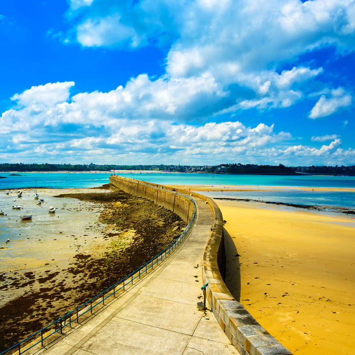 Vue imprenable sur le Fort National depuis la digue de Saint-Malo à marée basse