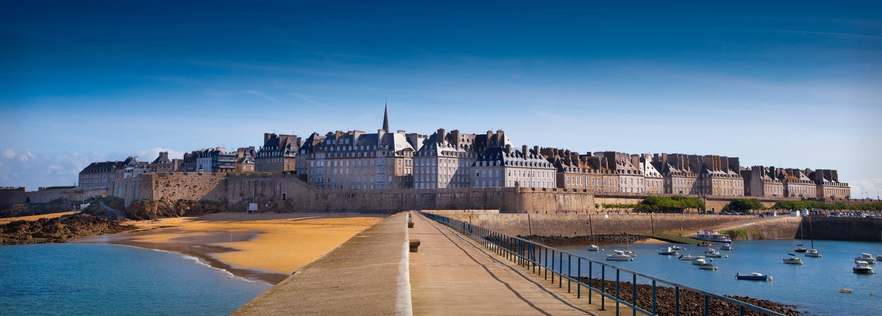 Les Remparts de Saint-Malo vus de la jetée