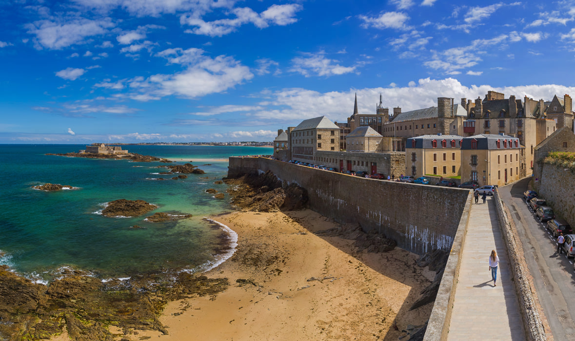 Vue aérienne des remparts de Saint-Malo et de la plage