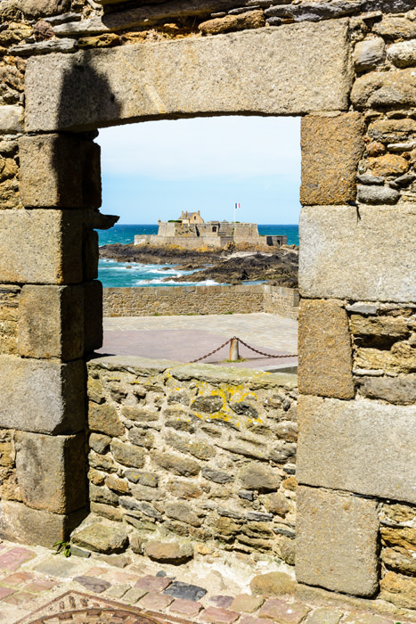 Fort National vu depuis une ouverture dans les Remparts, Saint-Malo