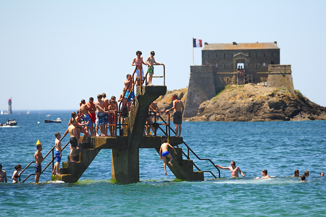 Plongeoir de la piscine de Bon-Secours avec Fort National en arrière-plan, Saint-Malo