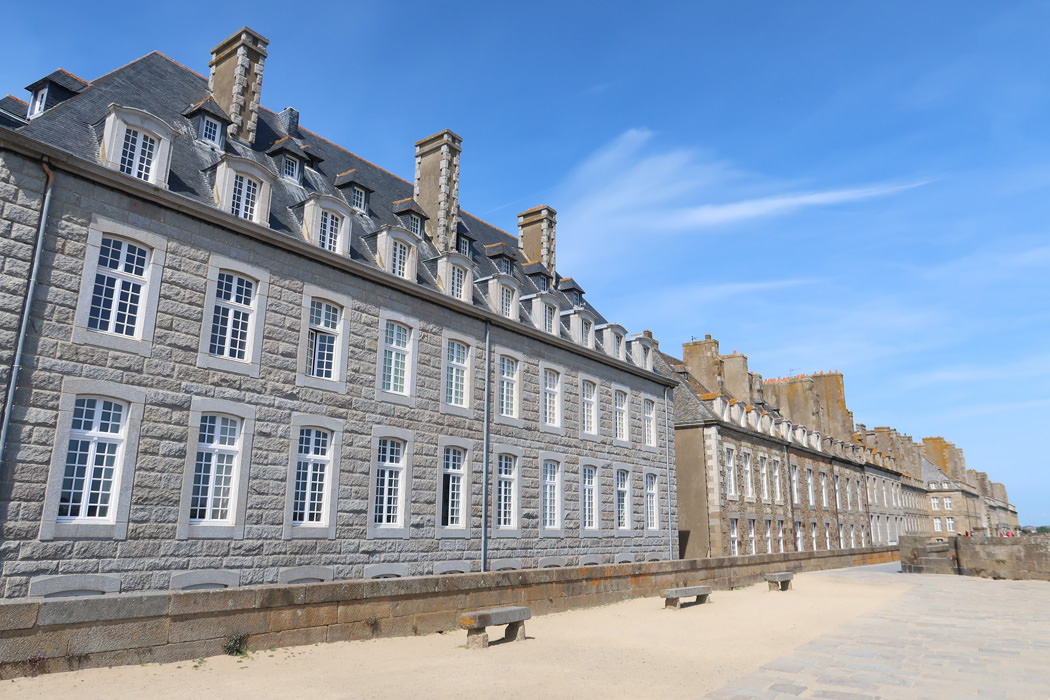 Façade des bâtiments historiques sur les Remparts, Saint-Malo