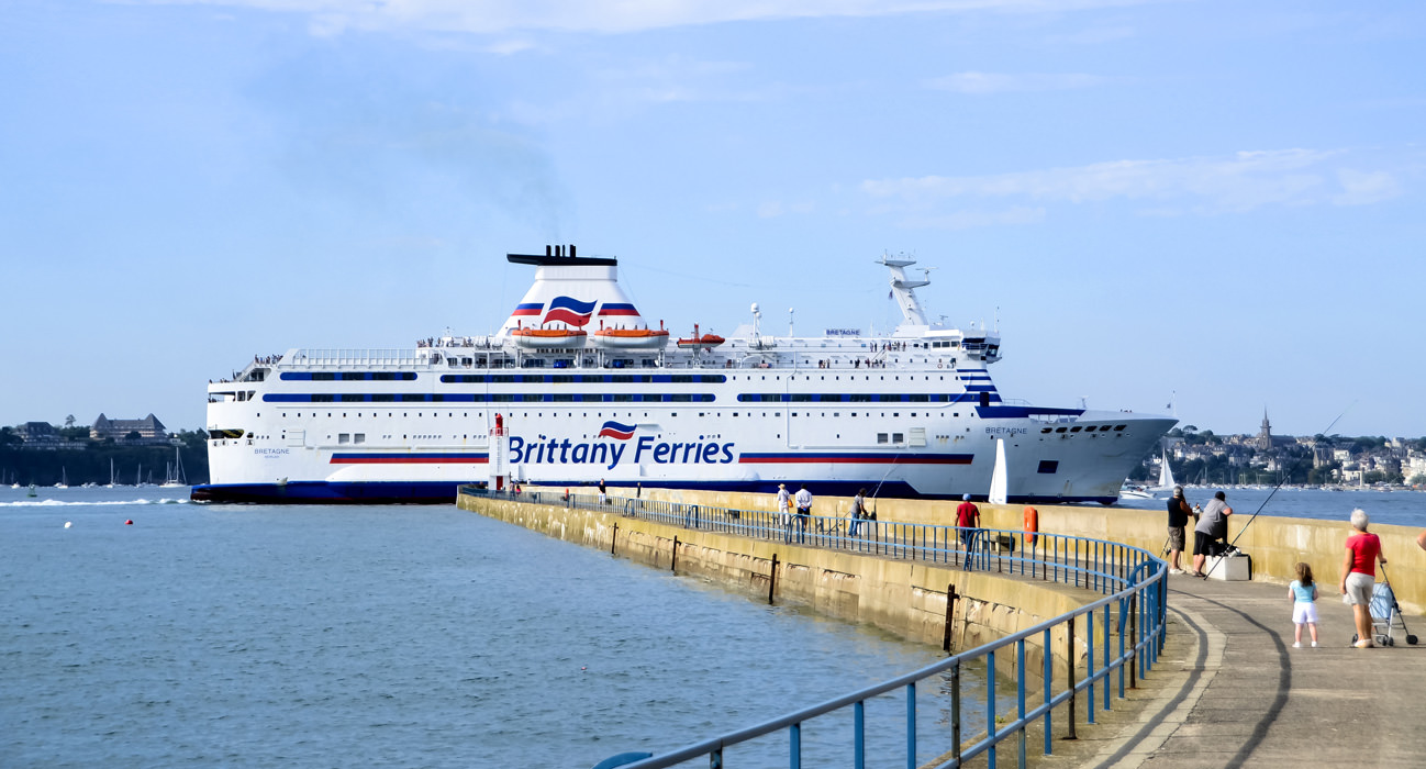 Ferry Brittany Ferries quittant le port de Saint-Malo