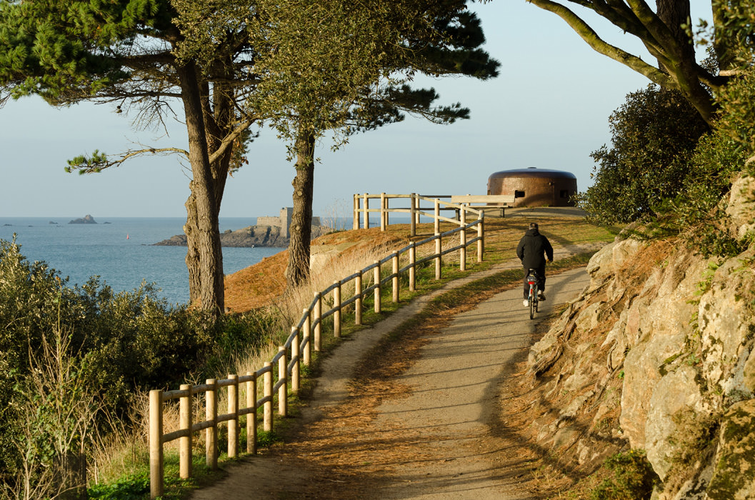 Chemin côtier avec vue sur le Fort du Petit Bé, Saint-Malo