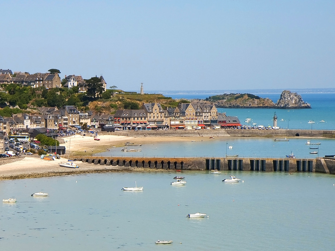 Vue sur le port et les plages de Cancale