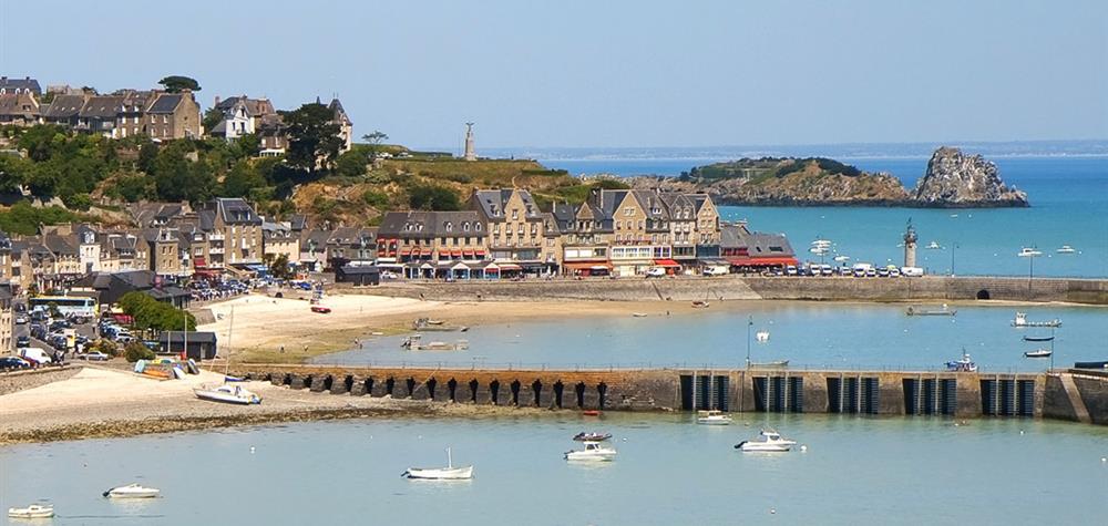 Vue sur le port et les plages de Cancale