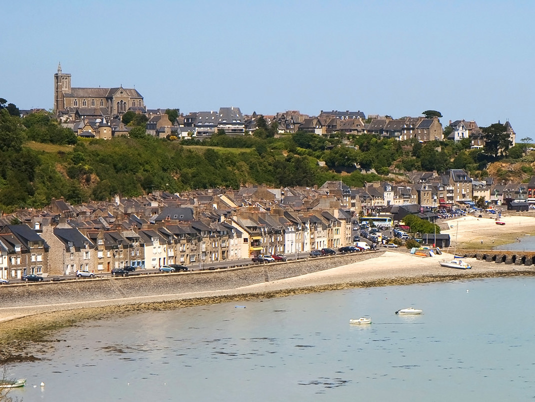 Vue de la côte de Cancale avec l'église Saint-Méen en arrière-plan