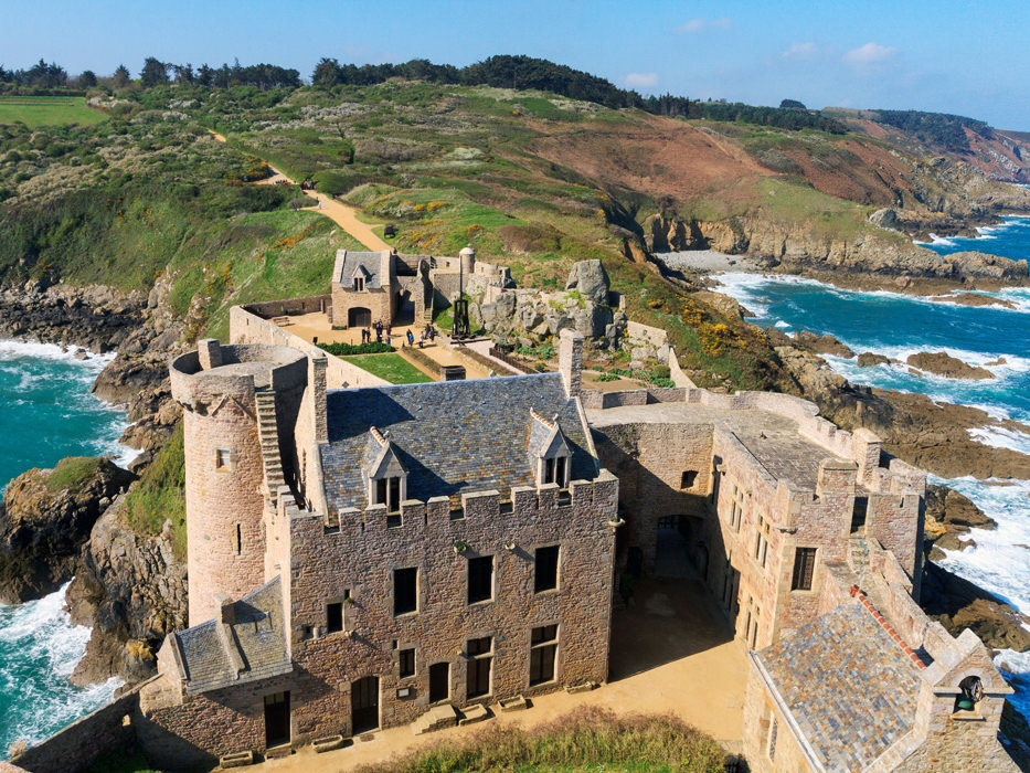 Vue aérienne du Fort La Latte surplombant la côte, Cap Fréhel