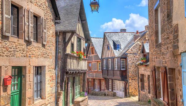 Ruelle pittoresque avec maisons à colombages, Dinan