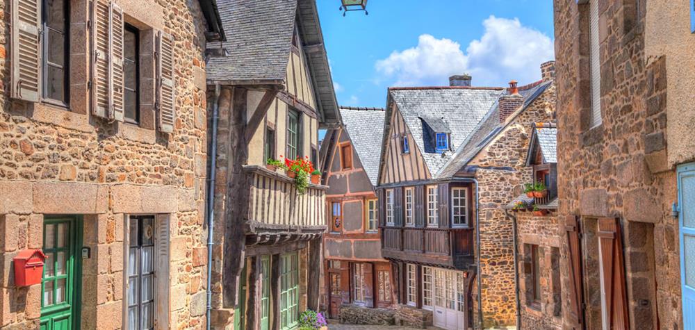 Ruelle pittoresque avec maisons à colombages, Dinan