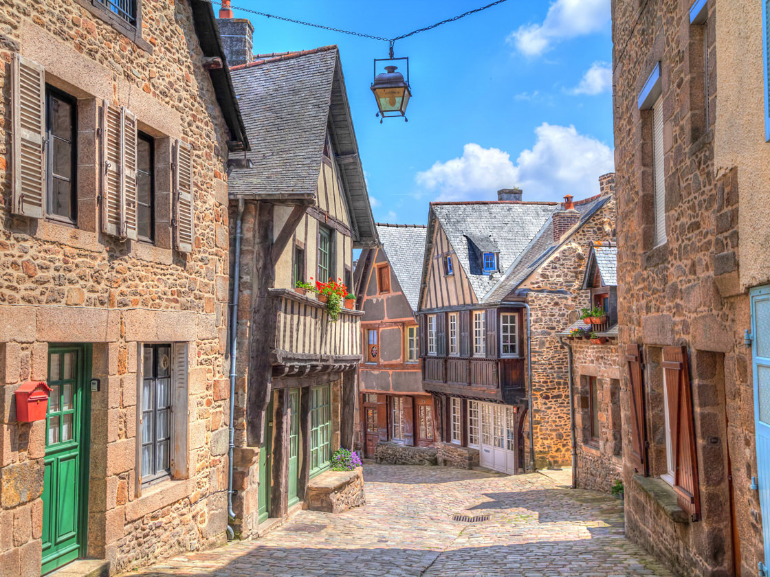 Ruelle pittoresque avec maisons à colombages, Dinan