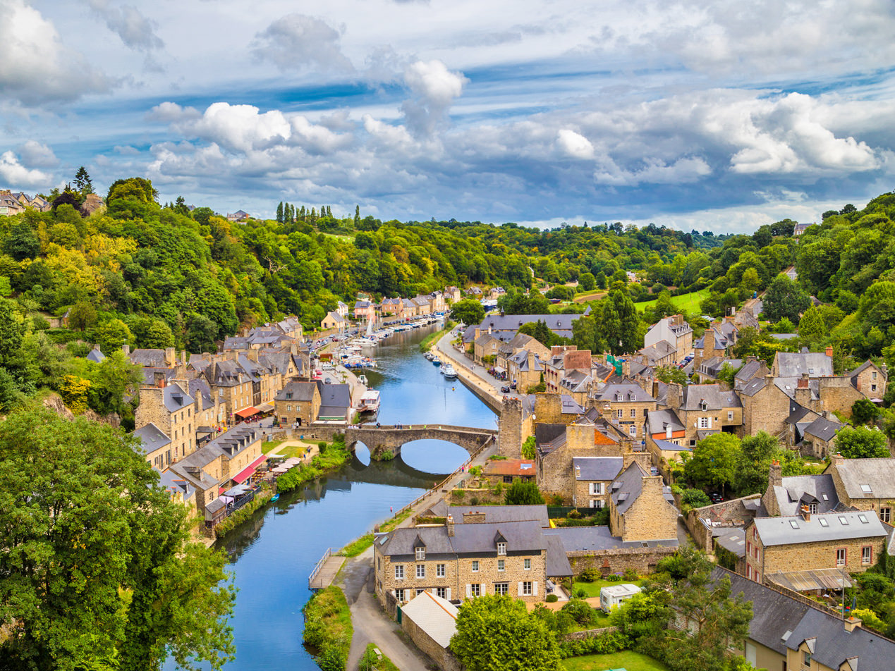 Vue aérienne du port et de la vieille ville de Dinan