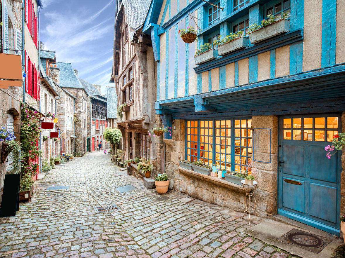 Ruelle pavée avec maisons colorées à colombages, Dinan