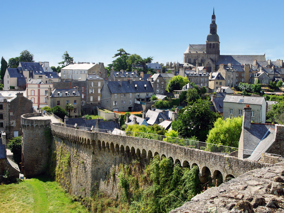 Remparts de Dinan avec vue sur la vieille ville et la basilique Saint-Sauveur