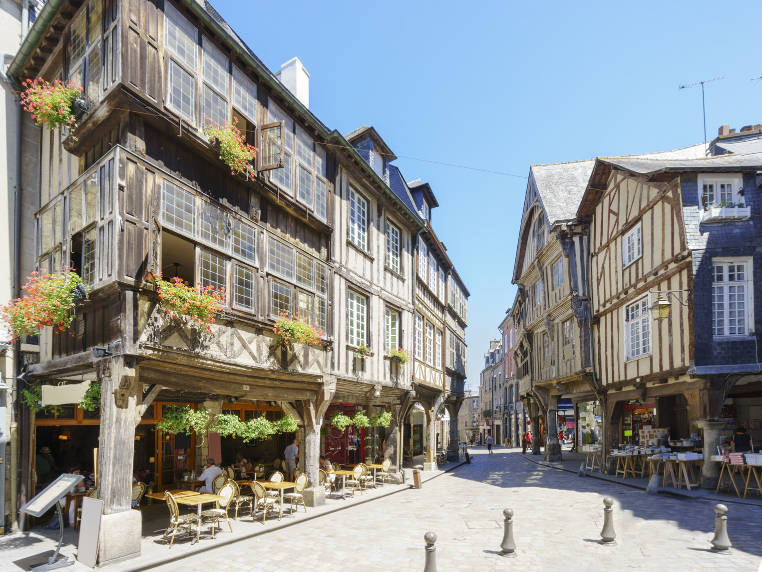 Maisons à colombages et cafés dans le centre historique de Dinan