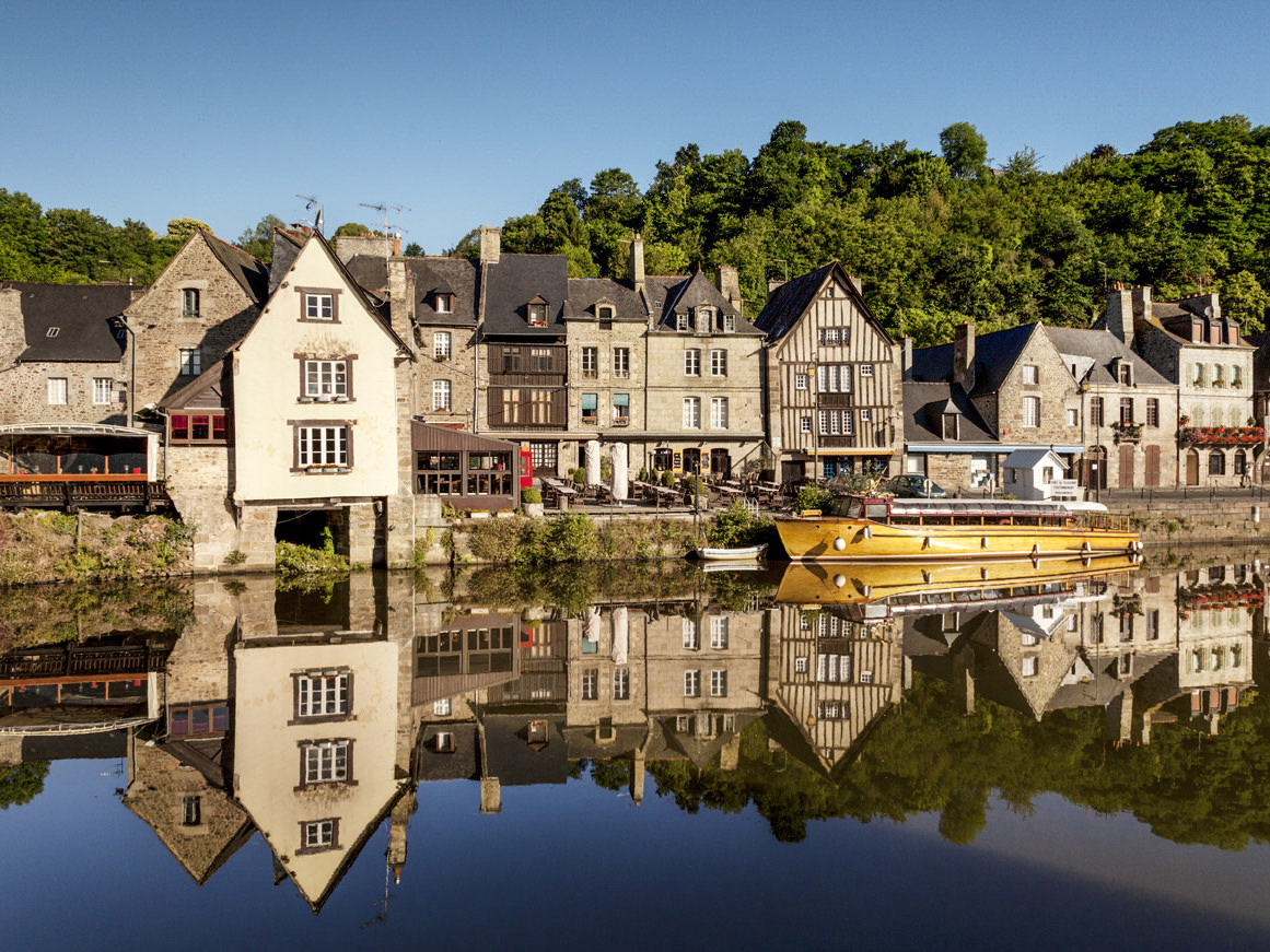 Maisons à colombages et bateaux amarrés le long du port de Dinan