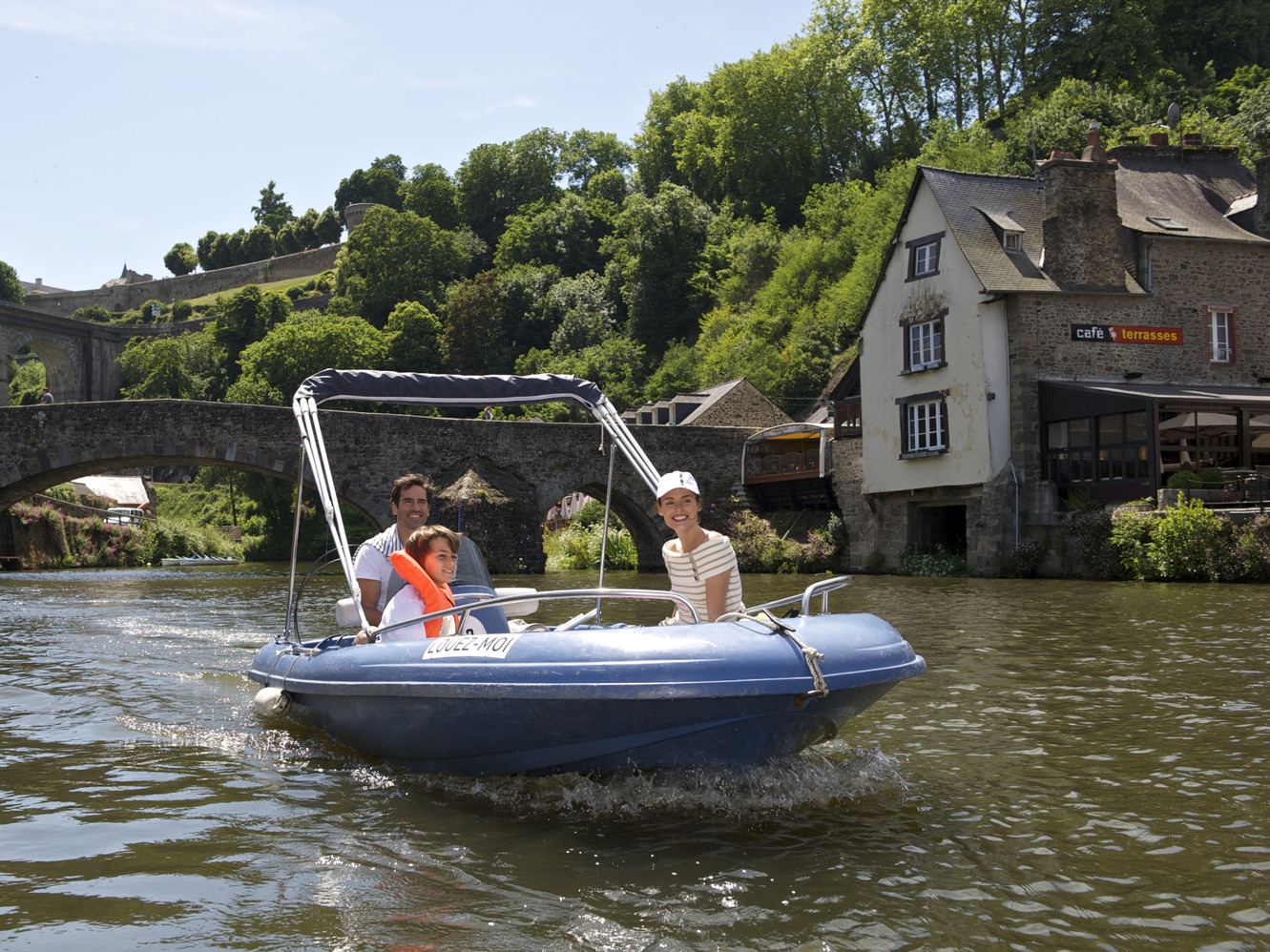 Balade en bateau sur la Rance avec vue sur le port de Dinan