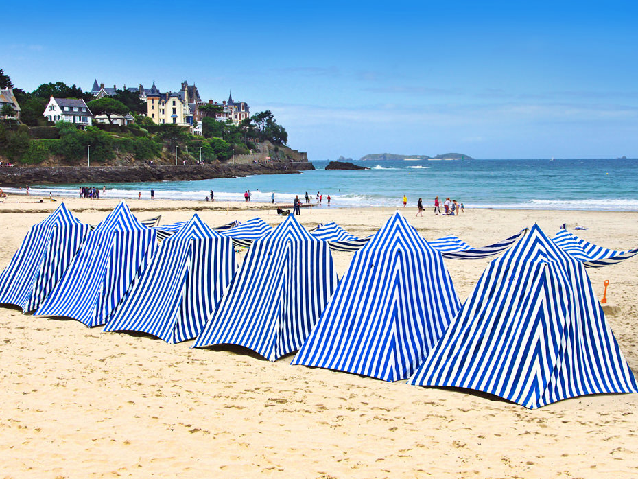 Tentes de plage rayées sur la plage de Dinard