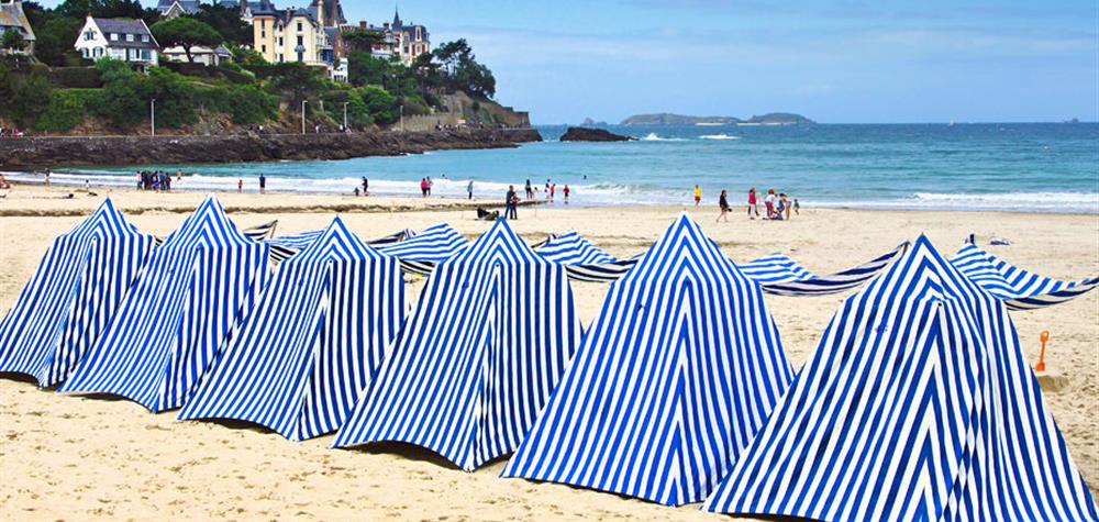Tentes de plage rayées sur la plage de Dinard
