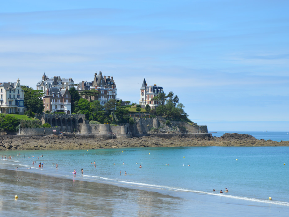 Plage de l'Écluse avec vue sur les villas de Dinard