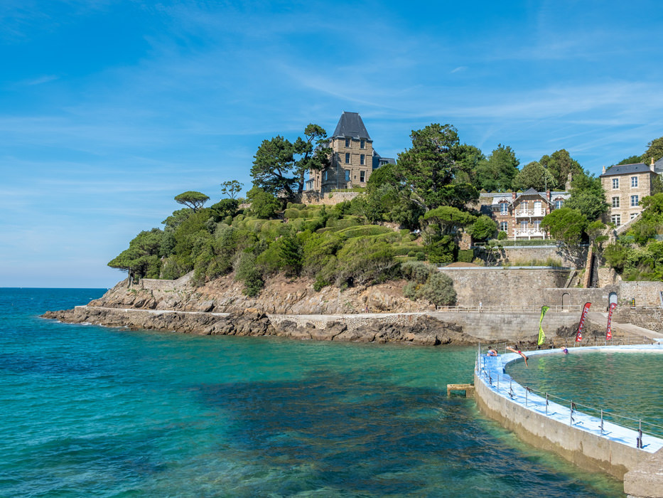 Piscine d'eau de mer et villas sur la côte, Dinard