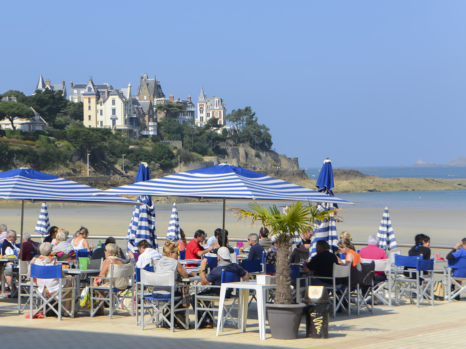 Café en plein air sur la plage de Dinard, avec vue sur les villas