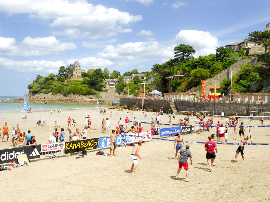 Tournoi de beach-volley sur la plage de Dinard