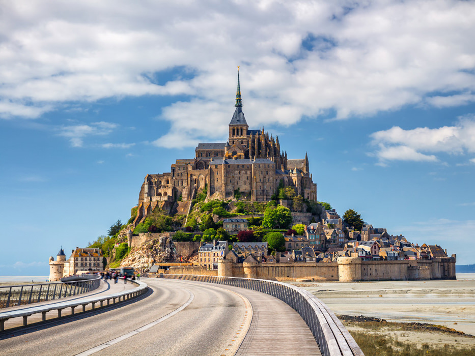 Vue emblématique du Mont-Saint-Michel depuis la passerelle