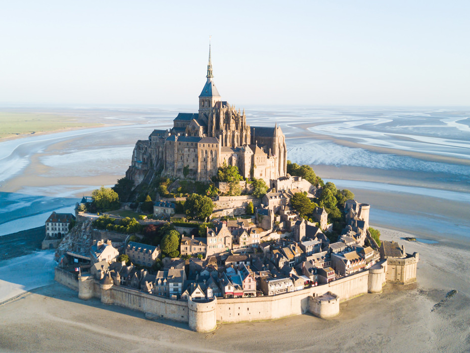 Vue aérienne du Mont-Saint-Michel entouré de ses marées