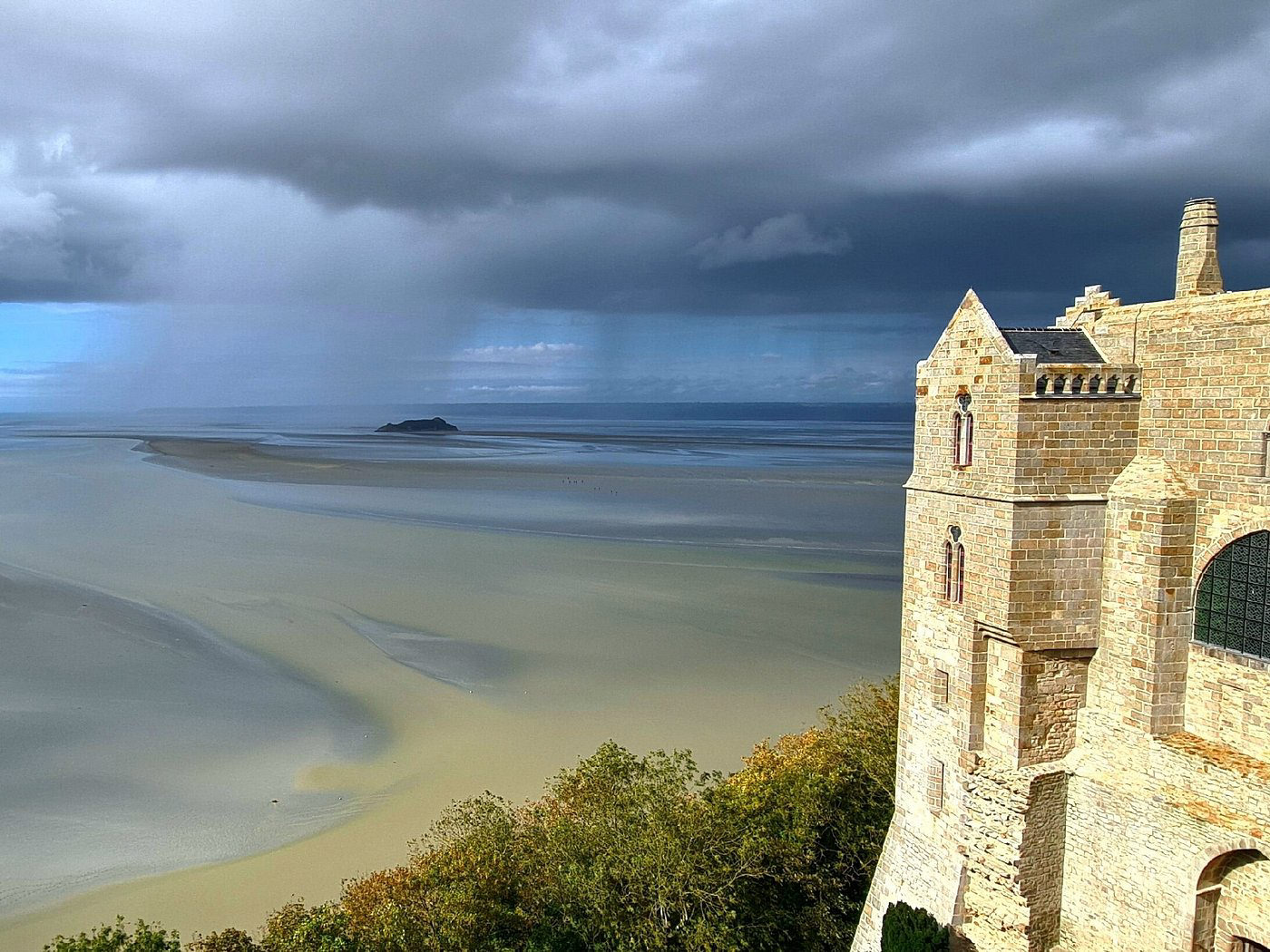 Vue sur la baie depuis le Mont-Saint-Michel avec un ciel orageux