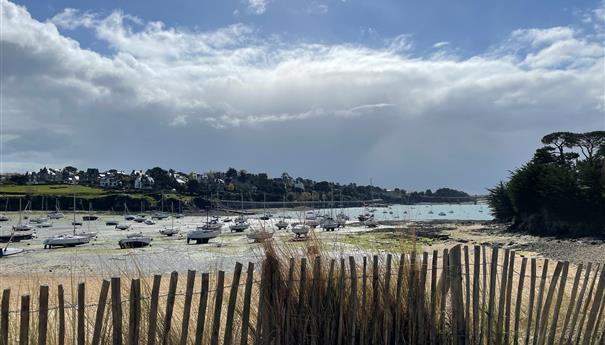 Vue sur le port de Saint-Briac-sur-Mer à marée basse