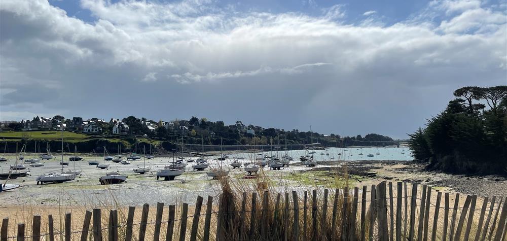 Vue sur le port de Saint-Briac-sur-Mer à marée basse