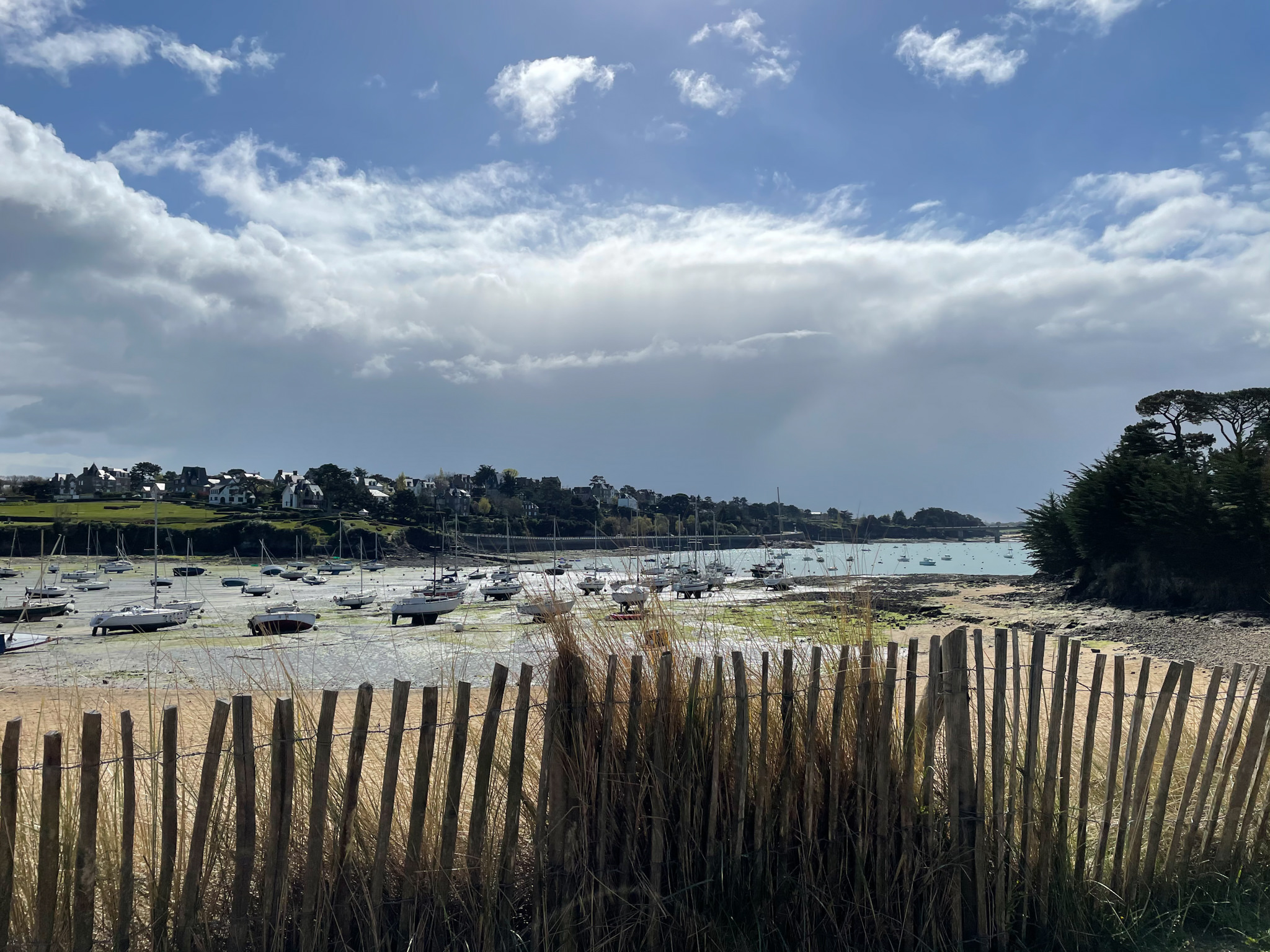 Vue sur le port de Saint-Briac-sur-Mer à marée basse