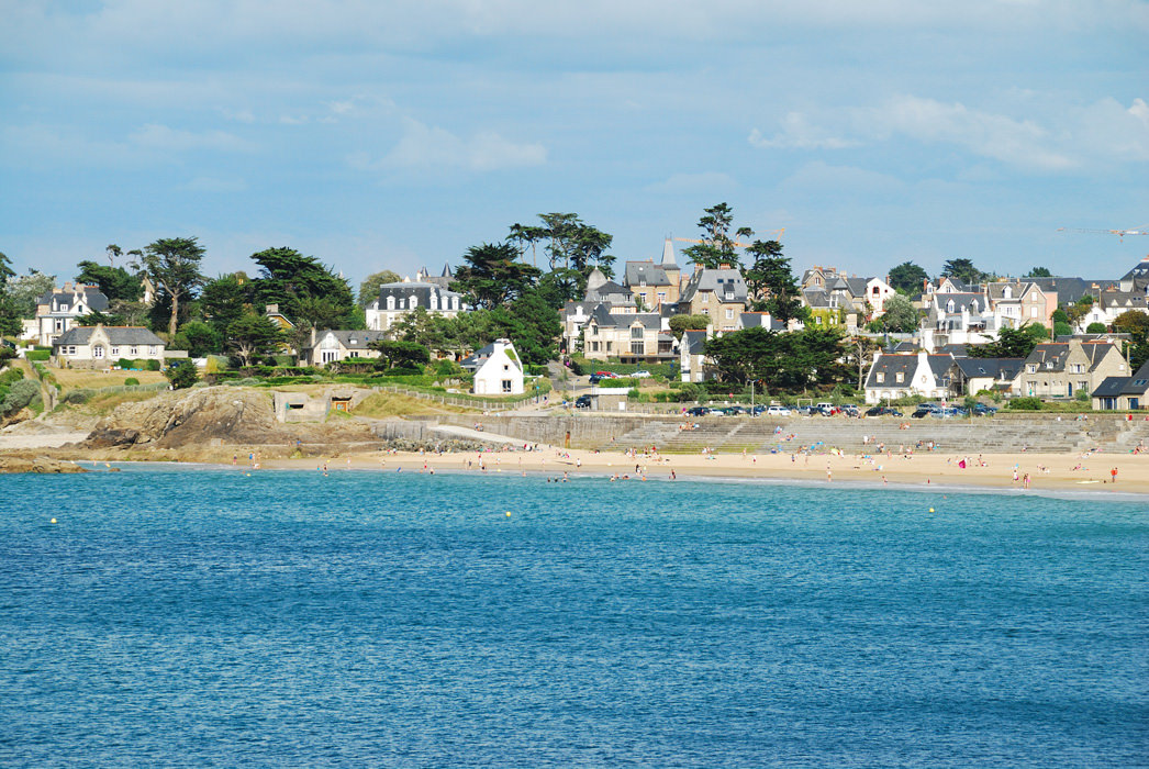 Vue sur la plage de Longchamp et les villas de Saint-Lunaire